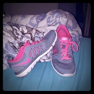 Nike tennis shoes great condition. Grey and pink